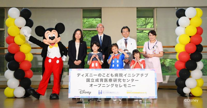 trao tặng áo cho bệnh nhi